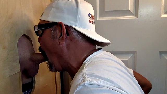 Gloryhole DILF barebacked after giving head