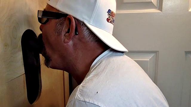 Gloryhole DILF barebacked after giving head