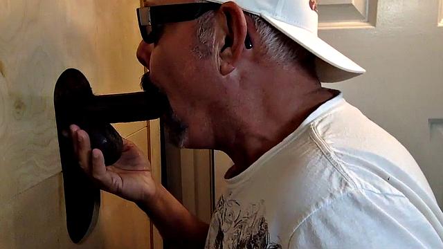 Gloryhole DILF barebacked after giving head