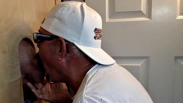 Gloryhole DILF barebacked after giving head