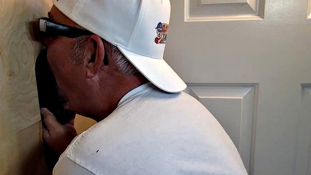 Gloryhole DILF barebacked after giving head