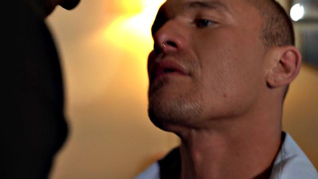 Черный жеребец разносит белого парня и заставляет вылизывать жопу