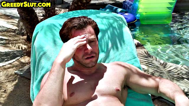 Брюнетка с аппетитной задницей скачет на члене парня на природе.