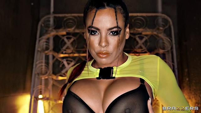 Луна Стар связывает Оливера Флинна и трахает его по полной программе, потом он берет инициативу и кончает ей внутрь.