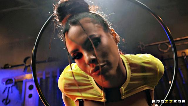 Луна Стар связывает Оливера Флинна и трахает его по полной программе, потом он берет инициативу и кончает ей внутрь.