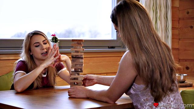 Две подруги не могут насытиться кисками друг друга на диване в ленивый день дома.