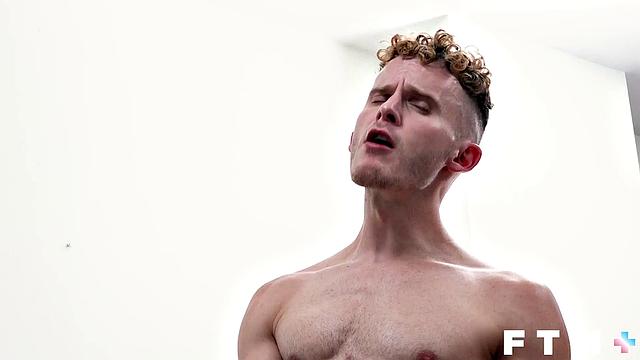 Joey Michaels жестко трахает Dylan Tides без резинки