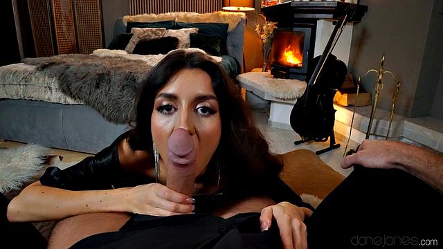 Русская брюнетка с жаждой сосёт и ловит горячий конец на попу