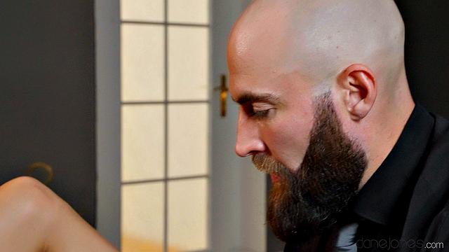 Русская брюнетка с жаждой сосёт и ловит горячий конец на попу