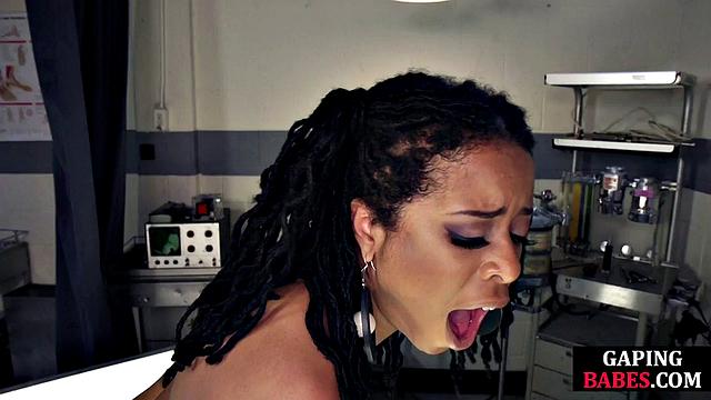 Ebony babe assgaped by stunning babe