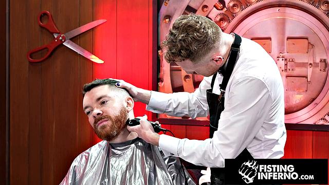 мускулистый барбер жестко фистит жаждущий жопу клиента