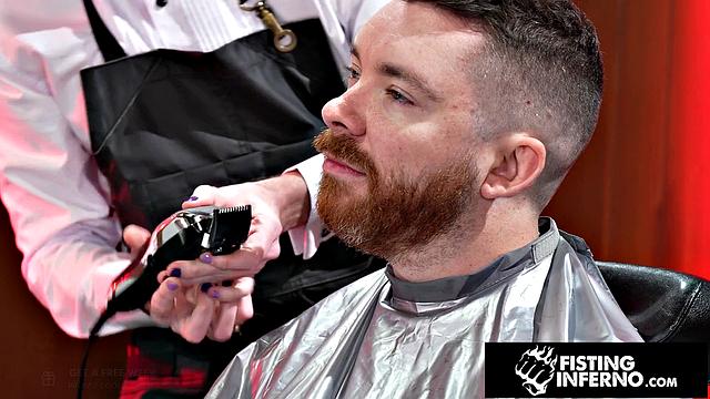 мускулистый барбер жестко фистит жаждущий жопу клиента