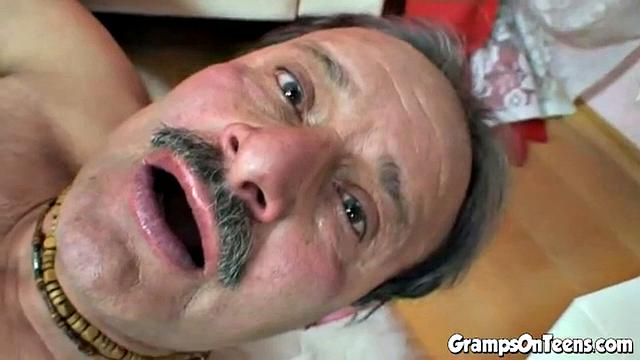 Две зрелые затеяли групповуху с красавицей на природе, страсть зашкаливает!