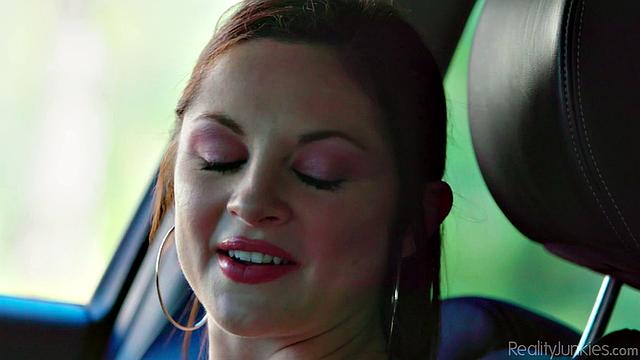 Petra Blair катается с Logan Long, стриптизёрша трахает попутчика дома и на работе в клубе.