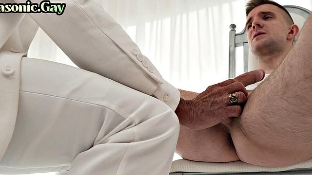 брутальный каменщик в костюме трахает парня игрушкой и дрочит ему член