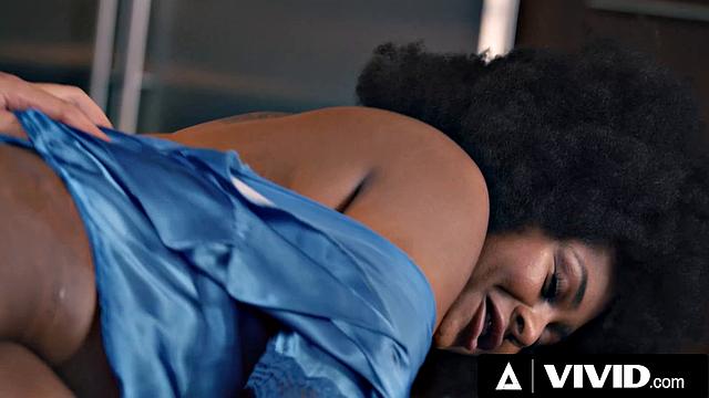 Беременная Avery Jane жадно трахается с Nathan Bronson и получает по полной крупным членом.