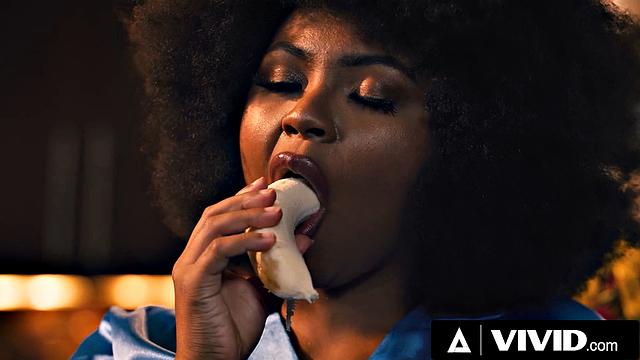 Беременная Avery Jane жадно трахается с Nathan Bronson и получает по полной крупным членом.