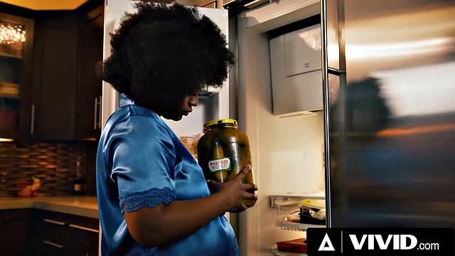 Беременная Avery Jane жадно трахается с Nathan Bronson и получает по полной крупным членом.