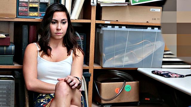 папаша спасает падчерицу от копов - сторож не теряет времени зря