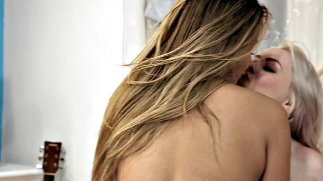 Dyke babes love eating pussies while fingering hard