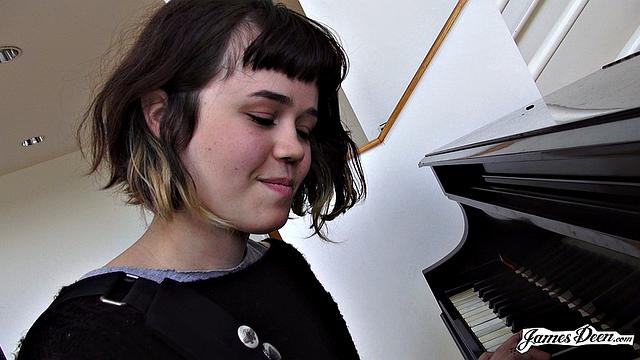 Yhivi Applies Online To Have Sex With Deen