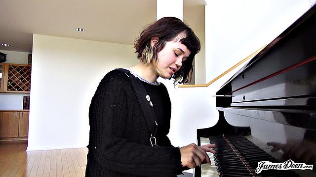 Yhivi Applies Online To Have Sex With Deen