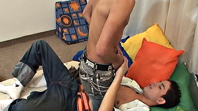 Amateur Latin twink rimmed and barebacked by partner at home