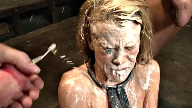 брюнетка ловит бukkake и жёстко трахается