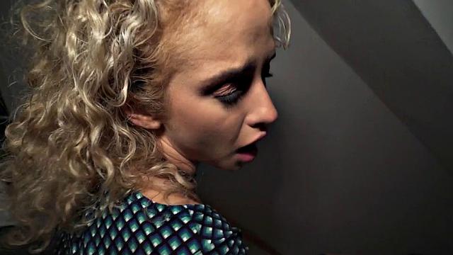 стройная блондинка в колготках трахается за деньги на жёстком кастинге