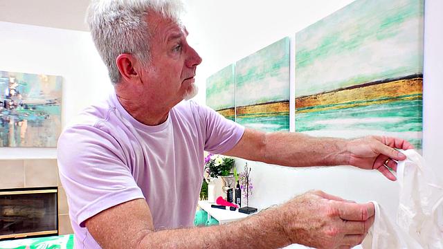 Plumper Leila Lewis worshipped by masseur