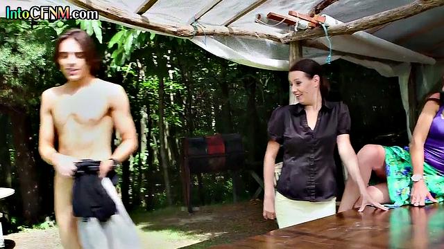 Зрелые дамы в костюмах жадно глотают член на свежем воздухе, пока парень еле сдерживается от удовольствия.