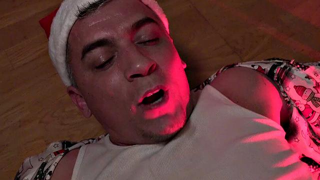 Sneaky Czech girl in earring and high heels gets her pussy licked while kissing under the mistletoe