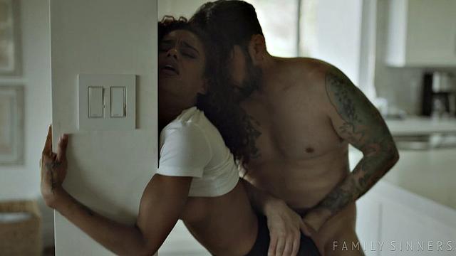 Невестка ловко шантажирует тестя и учится кайфовать от язычка Scarlit Scandal и Tommy Pistol - семейные интрижки с юмором в каждой позе!