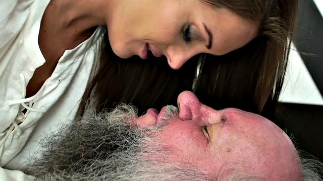 стройная малышка сосёт и трахается со стариком, получает римминг