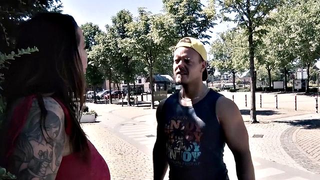 зрелая тёлка с пирсингом разносит диван от жёсткого траха