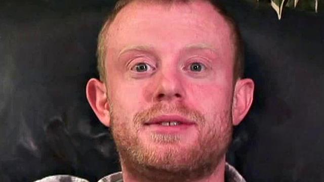 Джейсон дрочит так, будто участвует в мировом чемпионате