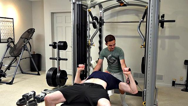 стройный твинг сдается мощному красавцу в спортзале