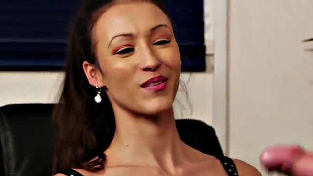 британка в чулках шутит над парнем, пока тот дрочит на глазах