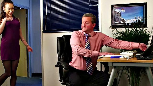 CFNM voyeur encourages jerker while teasing body