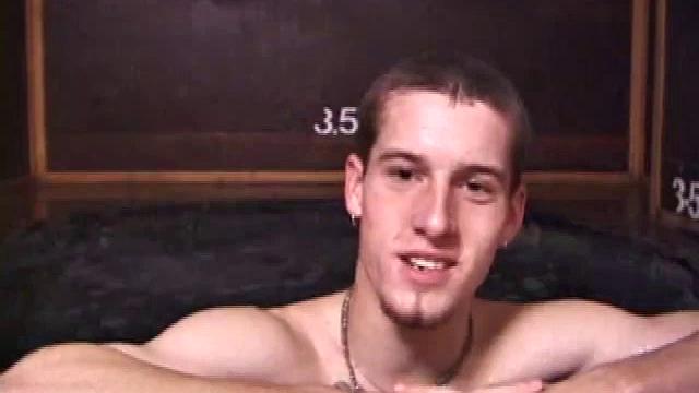 адам срывает одежду, дрочит и жестко трахается пальцем в тугую жопу