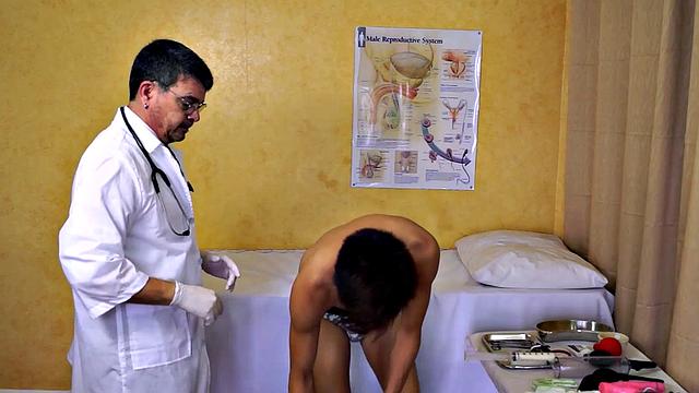 жёсткий доктор раскрывает азиатского твинка в медкабинете