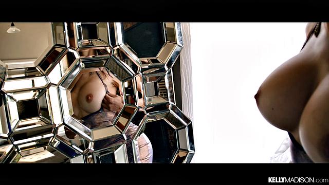 милфа с перловым стрингом охотно принимает в себя толстый член