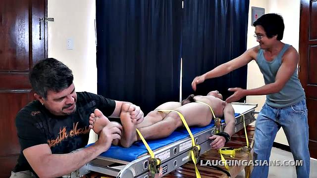 Майк и Рикки приковали Вахна и выбивают из него местонахождение бриллиантов щекоткой