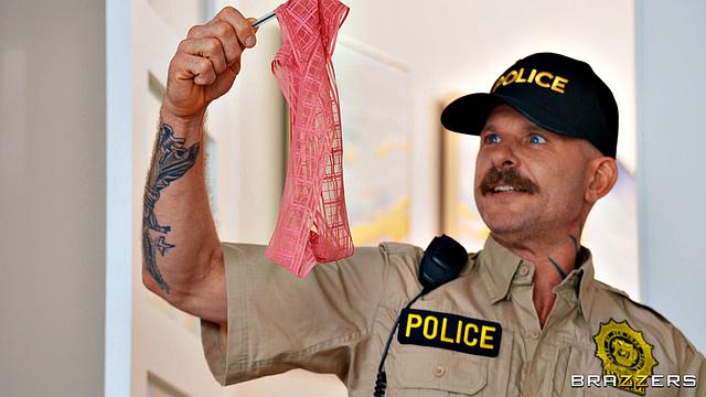 Лилит Грейс соблазняет полицейских после ограбления дома, трахается с двумя мужчинами на кровати.