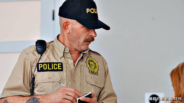 Лилит Грейс соблазняет полицейских после ограбления дома, трахается с двумя мужчинами на кровати.