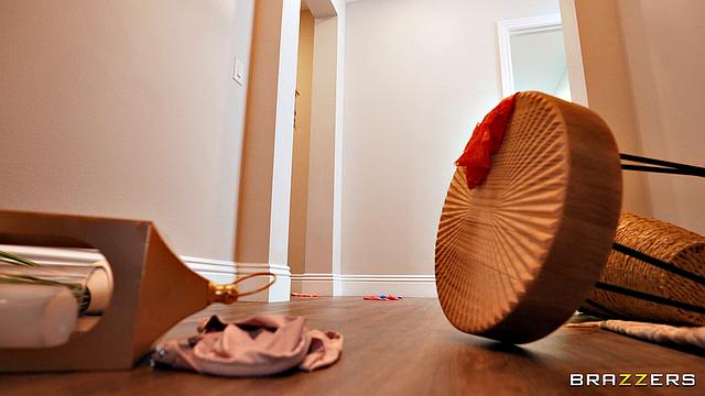 Лилит Грейс соблазняет полицейских после ограбления дома, трахается с двумя мужчинами на кровати.