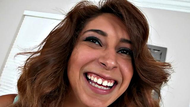 сочная брюнетка с огромной грудью трахается на природе и ловит горячий фэйшал