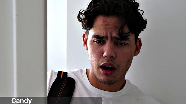 Кэнди трахается с корешем сына на диване