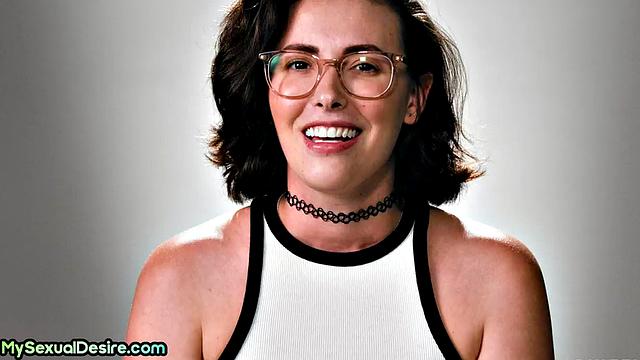 Стройная очкастая дрочит себя пальцами на камеру.