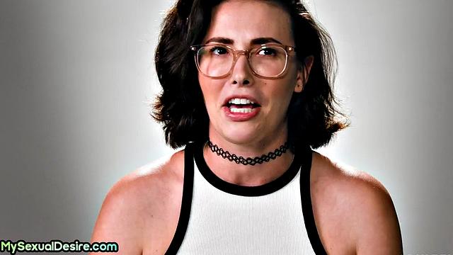 Стройная очкастая дрочит себя пальцами на камеру.